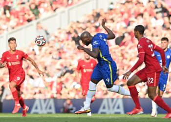 PENYERANG Chelsea, Romelu Lukaku (tengah) menanduk bola ketika beraksi menentang Liverpool dalam saingan Liga Perdana Inggeris di Anfield, tengah malam tadi.- AFP