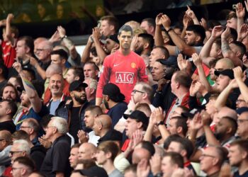 PENYOKONG turut membawa replika Cristiano Ronaldo ketika menyaksikan perlawanan di antara Manchester United dengan Wolves dalam saingan Liga Perdana Inggeris di Stadium Molineux, semalam.- AFP