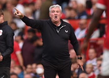 STEVE Bruce akan mengendalikan perlawanan menentang Tottenham, Ahad ini selepas diberikan peluang untuk kekal sementara waktu.