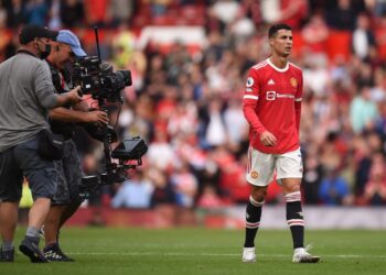 CRISTIANO RONALDO (kanan) berjalan menuju ke luar padang selepas tamat perlawanan melibatkan Manchester United dengan Newcastle dalam saingan Liga Perdana Inggeris di Old Trafford, malam kelmarin.- AFP