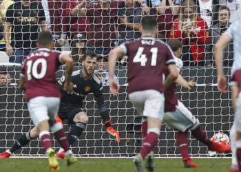 PENJAGA gol Manchester United, David De Gea menafikan tendangan pemain tengah West Ham, Mark Noble dalam saingan Liga Perdana Inggeris di Stadium London, kelmarin.- AFP