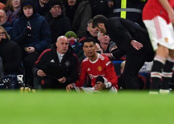 CRISTIANO RONALDO (tengah) memulakan aksi dari bangku simpanan apabila dimasukkan pada minit ke-64 ketika bertemu Chelsea dalam aksi Liga Perdana Inggeris di Stamford Bridge, semalam. – AFP