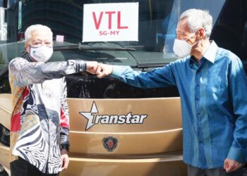 ISMAIL Sabri Yaakob (kiri) dan Lee Hsien Loong melancarkan Laluan Perjalanan Lengkap Vaksin (VTL) darat dan udara Malaysia-Singapura pada 29 November lalu. – AFP