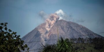 GUNUNG Semeru meletus sekali lagi sehingga mencetuskan panik dalam kalangan penduduk. - AFP