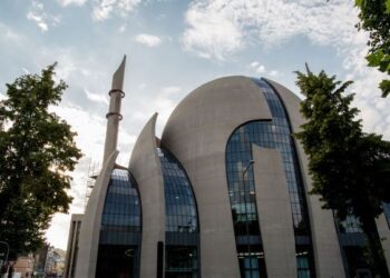 MASJID Bandar Cologne dikendalikan komuniti Turki di Cologne, Jerman. Penduduk Islam di Bandar Oer-Erkenschwick dibenarkan menggunakan pembesar suara ketika azan. –  AFP