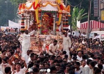 Sebelum Covid-19,  Thaipusam disambut meriah penganut agama Hindu di negara ini. – GAMBAR HIASAN/AFP