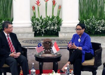 MENTERI Luar Indonesia, Retno Marsudi (kanan) ketika mengadakan pertemuan dengan Menteri Luar Malaysia, Datuk Saifuddin Abdullah di Jakarta. - LIPUTAN6