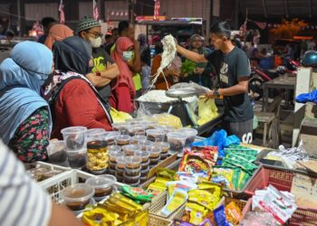 ORANG ramai beratur membeli laksa di kedai Muhammad Muzamer Zamri di Pasar Chabang Tiga di Kuala Terengganu, malam tadi. - PUQTRA HAIRRY ROSLI