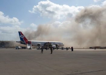 KEPULAN asap tebal menyelubungi Lapangan Terbang Aden berikutan satu letupan berlaku sejurus selepas pesawat membawa anggota kerajaan perpaduan baru tiba di Yaman. - AFP