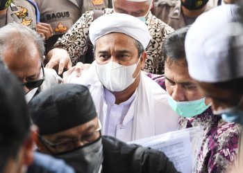 PEMIMPIN FPI, Habib Riqieq Shihab disiasat sebagai suspek dalam kes pelanggaran protokol kesihatan di Petamburan, Tanah Abang, Jakarta pada 14 November lalu. - ANTARA/HAFIDZ MUBARAK A