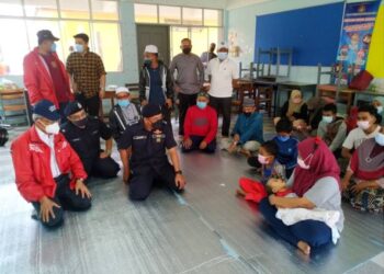 MUSTAPA Mohamed (kanan) dan Shafien Mamat memberi nasihat serta kata-kata semangat kepada mangsa banjir di PPS SMK Ayer Lanas, Jeli, Kelantan hari ini. - UTUSAN/ZULHANIFA SIDEK