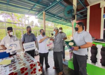 ABDUL Fattah Abdullah (tengah) menyampaikan sumbangan kepada anggota Koperasi Kariah Masjid Kundur Hulu yang terjejas banjir di Surau Haji Mohd Taf, Kampung Kundur Hulu, Rembau hari ini.-UTUSAN/NOR AINNA HAMZAH