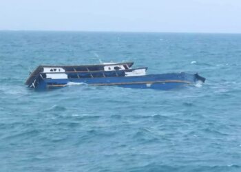 Bot nelayan Filipina yang karam di luar sempadan Malaysia berhampiran Pulau Bakungan Kecil, Sandakan hari ini.-IHSAN ATB 2