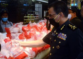 AZMAN ADAM ketika menyertai program Walkabout Ops Back To School dan SHMKM di sebuah pasar raya di Bukit Mertajam, Pulau Pinang hari ini.