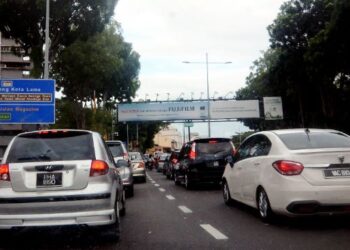 KEADAAN trafik menuju ke Georgetown, Pulau Pinang sesak teruk terutama menjelang petang ini berikutan orang ramai mula memasuki pusat bandar bagi menikmati cuti Tahun Baharu 2022.