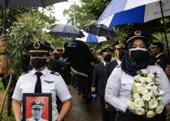 SUASANA pilu menyelubungi pengebumian Kapten Afwan di Bogor, semalam. 