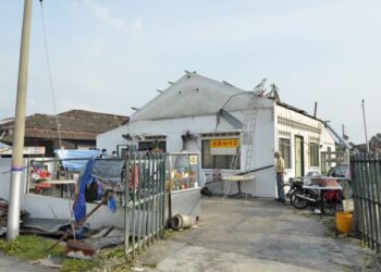 KEADAAN rumah yang rosak akibat ribut  di Kampung Tawas, Ipoh petang semalam. - UTUSAN/ZULFACHRI ZULKIFLI