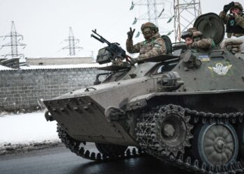 SEORANG askar Ukraine memberi isyarat dari atas kapal pengangkut kakitangan berperisai MT-LB di jalan raya di wilayah Donetsk pada 30 Januari lalu di tengah-tengah pencerobohan Russia ke atas Ukraine.-AFP