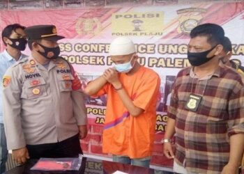 SUSPEK yang dikenali sebagai Akbar Maulana kini ditahan di balai polis Plaju, Palembang, Indonesia. - AGENSI