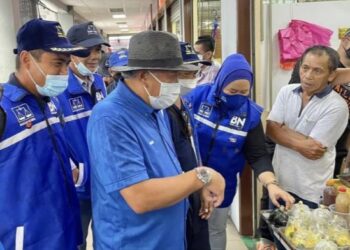 BUNG Moktar Radin (dua kiri) melakukan tinjauan mesra di Pasar Maufakat Sabah di Pasir Gudang semalam.