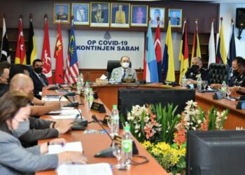 HAJIJI Noor (tiga kanan) bersama Idris Abdullah (dua kanan) semasa taklimat keselamatan di IPK Sabah di Kota Kinabalu hari ini.