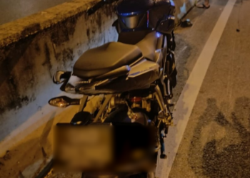 KEADAAN motosikal mangsa selepas terlibat kemalangan di jejambat (bulatan Durian) ke Serian, di Kuching  pada malam tadi.