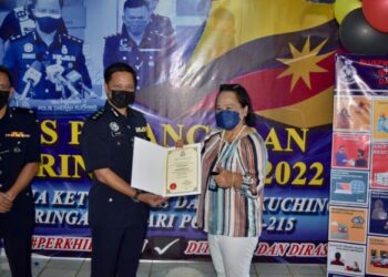 AHSMON Bajah menyampaikan sijil penghargaan kepada  seorang petugas media  pada Majlis Pelancaran BluePrint Tahun 2022 dan Santai Media KPD Kuching Sempena Peringatan Hari Polis Ke-215 di Dataran Padang Kawad IPD, di Kuching hari ini.