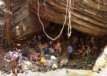 SEJUMLAH penduduk kampung berlindung di dalam gua berhampiran Day Pu No in Hpa-pun di timur negeri Karen, Myanmar. - AFP