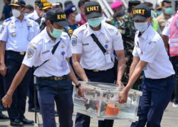 PIHAK berkuasa Indonesia membawa perakam suara kokpit (CVR) milik pesawat Sriwijaya Air yang ditemukan di pelabuhan Tanjung Priok, Jakarta. - AFP