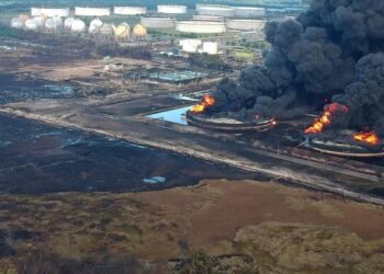 EMPAT daripada 72 tangki di loji penapis minyak Pertamina di Balongan, Jawa Barat, Indonesia masih terbakar. - ANTARA FOTO