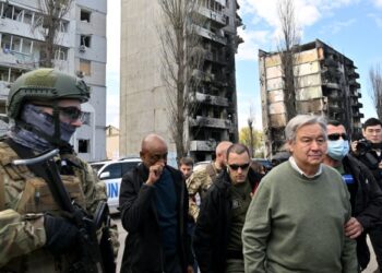 SETIAUSAHA Agung PBB, Antonio Guterres diiringi beberapa anggota keselamatan semasa lawatannya di Borodianka, luar Kyiv, baru-baru ini. - AFP