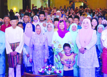 TUNKU Puteri Intan Safinaz (empat dari kanan) berkenan bergambar kenangan bersama sebahagian daripada penerima sumbangan di Hotel Star City Alor Setar, Kedah.