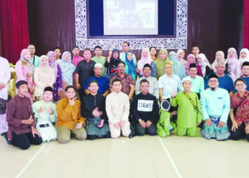 SEBAHAGIAN bekas pelajar yang menghadiri Majlis Tautan Kasih Alumni 2023 di Sekolah Menengah Kebangsaan (SMK) Datuk Haji Abdul Kadir, Kepala Batas, Pulau Pinang.