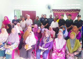 AZLI Mohd Noor (berdiri belakang, tengah) bersama Ahli Jawatankuasa Pembangunan Keselamatan Kampung dan ketua keluarga yang menerima duit raya sempena Program Komuniti Kepolisan Hari Bertemu Pelanggan Ketua Polis Daerah Lipis di Kampung Tanjung Buluh, Lipis, Pahang.