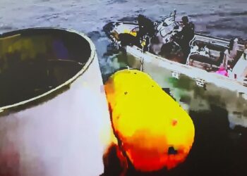 GAMBAR objek dipercayai sebahagian satelit dilancarkan Korea Utara yang terhempas ke dalam laut. - AFP