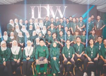 RABIATUL Adawiyah Rasol (duduk, tengah) dan Lokman Hakim Ahmad Subki (duduk, empat kiri) bersama kakitangan IDW selepas majlis perasmian Wisma IDW oleh Pengasas dan Pengerusi RichWorks, Datuk Azizan Osman di Shah Alam, Selangor.