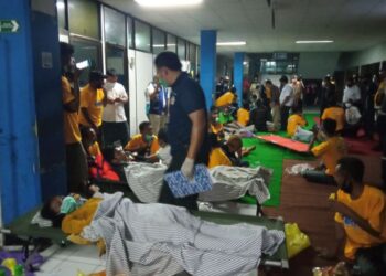 MANGSA yang terselamat selamat dalam kejadian KMP Yunice karam, dipindahkan ke Pelabuhan
Ketapang. – AGENSI