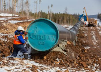 RUSSIA menghantar minyak dan gas ke China menggunakan saluran paip yang dibina merentasi negara berkenaan. – GAMBAR HIASAN