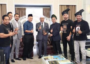 IDRIS Ahmad menerima kunjungan penerbit filem Studio Kembara di pejabatnya di Putrajaya.