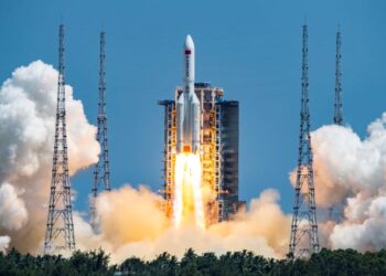 ROKET Long March 5B yang membawa modul kedua untuk stesen angkasa Tiangong, berlepas dari Tapak Pelancaran Wenchang di Hainan, China. - AFP    