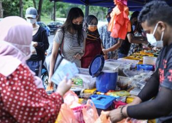 ORANG ramai membeli nasi lemak di gerai Rahashidan Harun berhampiran Shaftsbury Residences dan bangunan SKMM di Jalan Impak, Cyber 6, Cyberjaya. - UTUSAN/FAIZ ALIF ZUBIR