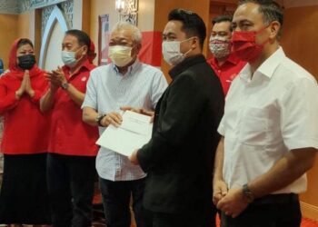 BUNG Moktar (tiga, kiri) menyampaikan hadiah kepada johan Pertandingan Pidato On Line, Mohd Fikri Mohd Jumat di bangunan UMNO, Kota Kinabalu hari ini