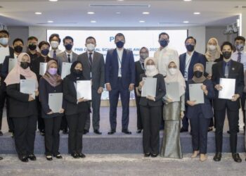 AHMAD Zulqarnain Onn (tengah) bersama pelajar cemerlang SPM 2021 yang menerima tawaran biasiswa luar negara Permodalan Nasional Berhad di Kuala Lumpur, baru-baru ini.