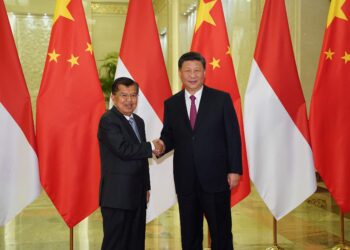 GAMBAR fail bertarikh 25 April 2019 menunjukkan Jusuf Kalla, ketika itu Naib Presiden Indonesia, bersalaman dengan Presiden China, Xi Jinping selepas Forum Inisiatif Jalur dan Laluan di Beijing. – AFP