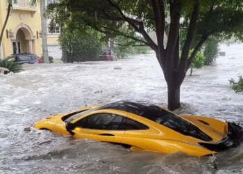 MCLAREN P1 tenggelam dalam banjir akibat Taufan Ian melanda Florida.-INSTAGRAM