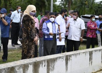 TUAN Ibrahim Tuan Man meninjau kawasan banjir di Kampung Sri Tanjung dan Kampung Lalang, Dengkil  bersama Rina Mohd. Harun. - FOTO KASA