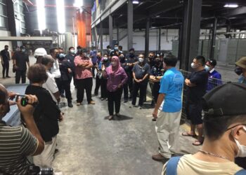 PENDUDUK, wakil pertubuhan bukan kerajaan dan agensi kerajaan melawat bahagian kawasan kilang bateri dekat Jalan Sukepi, Kampung Jenjarom di Kuala Langat, Selangor, Jumaat lalu yang didakwa bakal dibuka kembali selepas ditutup sejak 2019 akibat masalah pencemaran.