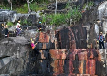 ANTARA peserta aktiviti pendakian laluan besi atau via ferrata di Pulau Lang Tengah di Kuala Nerus, Terengganu.