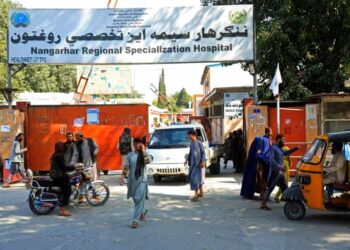 BEBERAPA mangsa yang mengalami kecederaan akibat serangan itu dihantar ke Hospital Nangarhar.-AFP