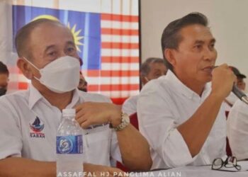 AWANG Ahmad Sah Sahari (kiri) bersama Assafal P. Alian dalam sidang akhbar di Lahad Datu hari ini.